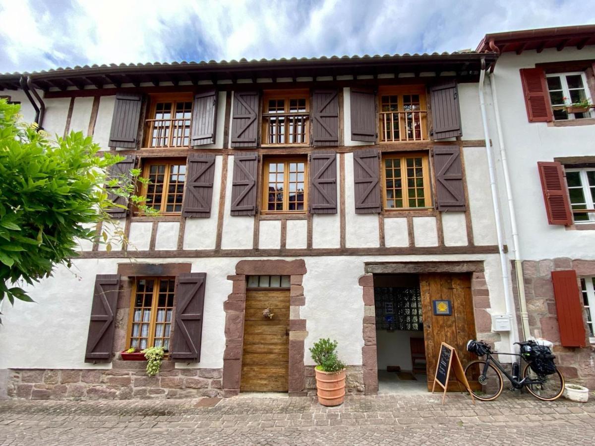 Gite De La Porte Saint Jacques: A Hostel For Pilgrims Luaran gambar